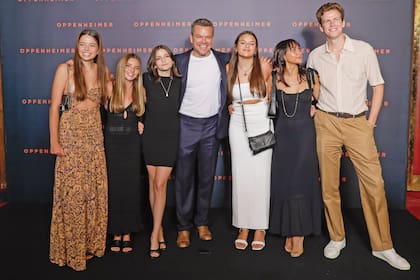 Stella Damon, Matt Damon, Gia Damon y Alexia Barroso en la premiere de Oppenheimer