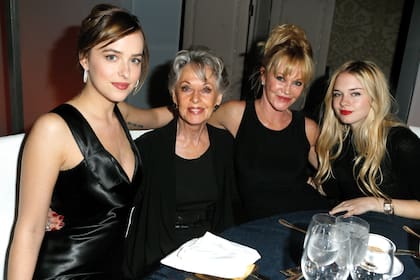 Stella del Carmen con Dakota Johnson, su abuela Tippi Hedren y su madre, Melanie Griffith, en 2015, en una entrega de premios en Los Ángeles