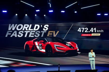 Stella Li, encargada de las negociaciones de BYD para ingresar en la Fórmula 1, presenta el récord de velocidad del Yangwang U9 Track Edition, auto deportivo eléctrico de ultra alto rendimiento desarrollado por la división de lujo de la marca china