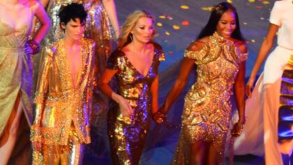 Stella Tennant junto a Kate Moss y Naomi Campbell, en la ceremonia de clausura de los Juegos Olímpicos de Londres 2012