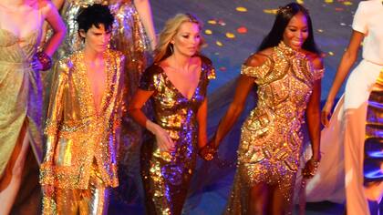 Stella Tennant junto a Kate Moss y Naomi Campbell, en la ceremonia de clausura de los Juegos Olímpicos de Londres 2012 