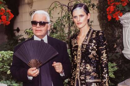 Stella Tennant y Karl Lagerfeld trabajando para la marca Chanel 