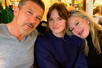 Stella y sus padres tras el anuncio de su compromiso