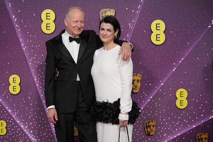 Stellan Skarsgard y Megan Everett-Skarsgard posan a su llegada a la 79a. edición de los Premios de la Academia británica de cine y TV