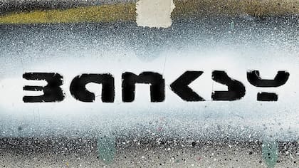 Stencil: la chapa con la mítica firma del artista que mantiene su anonimato desde hace dos décadas integra la exhibición