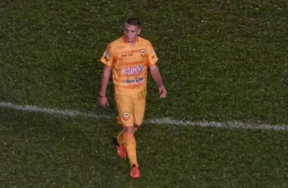 Stephan Rugggeri deja la cancha tras la roja