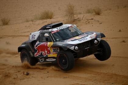 El buggy de Stéphane Peterhansel ara el desierto saudita; el francés ganó una sola etapa, pero hizo de la regularidad y de la navegación los argumentos para el octavo éxito en autos en 33 años en el Rally Dakar