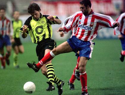 Stephane Chapuisat (Borussia Dortmund) disputa el balón con Toni Gómez (Atlético de Madrid), en un choque registrado el 16 de octubre de 1996