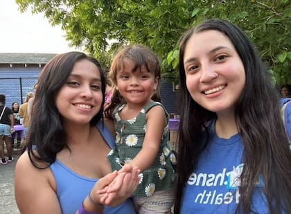 Stephanie Ali junto a una de sus amigas de Estados Unidos