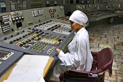Stephanie Baessler en la sala de control de uno de los reactores de la central Chernobyl