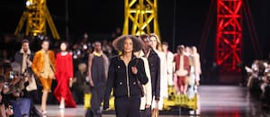 Las mujeres mayores toman las pasarelas