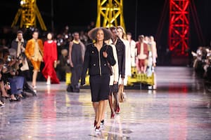 Las mujeres mayores toman las pasarelas