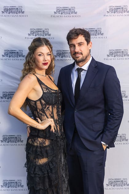 Stephanie Demner–con un
sensual diseño con
corset y encaje de
Dressandcats– y su
marido, el ex tenista
Guido Pella