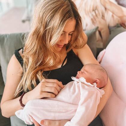Stephanie Demner presentó a su hija Arianna (Foto: Instagram @stephaniedemner)