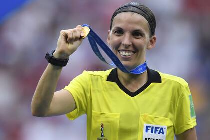 Stéphanie Frappart marcará un hito en la historia del arbitraje: será la primera mujer en dirigir en un Mundial masculino