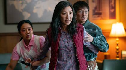 Stephanie Hsu, Michelle Yeoh y Ke Huy Quan, nominados por el film Todo en todas partes al mismo tiempo