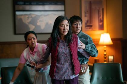 Stephanie Hsu, Michelle Yeoh y Ke Huy Quan en una escena de Todo en todas partes al mismo tiempo