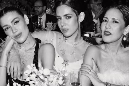 Stephanie junto a sus hijas Michelle y Camila.