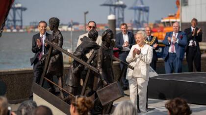 Stephanie Shirley en la inauguración de un monumento a "Kindertransport" en el muelle de Harwich, ubicado al noreste de Londres
