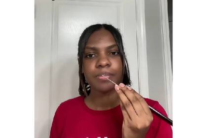 Stephanie, una mujer latina que se gana la vida limpiando habitaciones en Estados Unidos