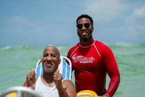 Es de EE.UU. y pudo sentir el mar tras 25 años gracias a su hijo fisioterapeuta