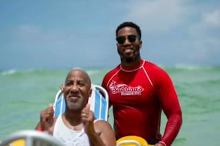 Es de EE.UU. y pudo sentir el mar tras 25 años gracias a su hijo fisioterapeuta