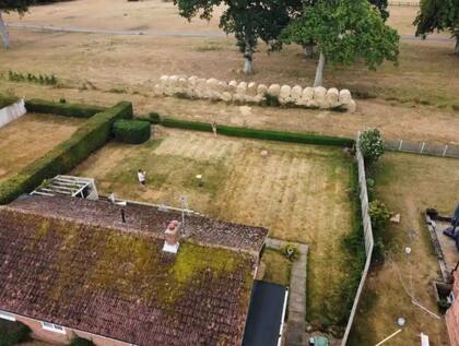 Stephen Bett construyó un muro de heno frente al jardín de su vecino John Turner.