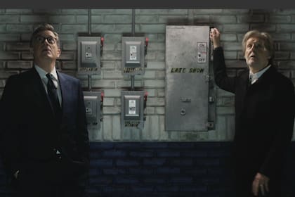 Stephen Colbert y Paul McCartney, al momento de apagar las luces del estudio