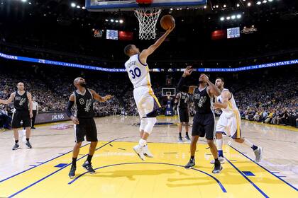 Stephen Curry, ante la atenta mirada de los jugadores de San Antonio