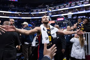 La última locura de Stephen Curry: lanzamiento a una mano y desde afuera de la cancha