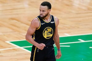 Stephen Curry demolió a Boston Celtics como visitante y Golden State Warriors puso 2-2 la final de la NBA, que se juega al mejor de siete capítulos.