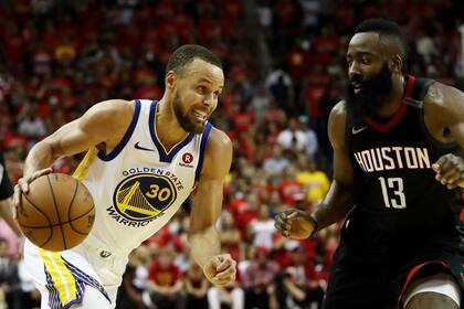 Stephen Curry encara frente a la marca de James Harden, de Houston