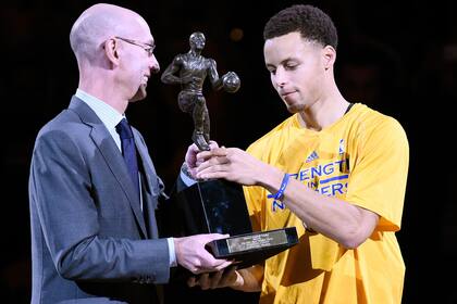 Stephen Curry recibió el premio de MVP de la temporada