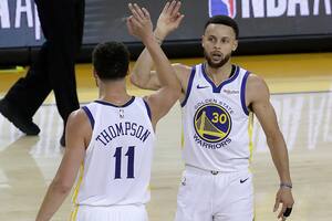 Con 62 puntos de los Splash Brothers, Warriors da el primer golpe en el Oeste