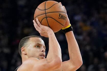 Stephen Curry ya figura entre los ters mejores tiradores de triples de todos los tiempos de la NBA (superó los 2300) y amenaza con quebrar las marcas de Reggie Miller (2560) y de Ray Allen (2973)