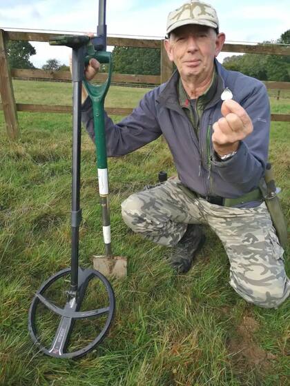Stephen Eldridge, de 68 años, el afortunado en encontrar 12 monedas pertenecientes a la Edad de Hierro