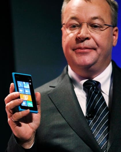 Stephen Elop, CEO de Nokia, y un Lumia 900