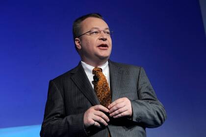 Stephen Elop, ex CEO de Nokia, sería quien dirija la división de celulares si se realiza la venta