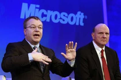 Stephen Elop junto a Steve Ballmer, durante el acuerdo entre Nokia y Microsoft por el uso de Windows Phone, en 2011