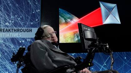 Stephen Hawking durante la presentación del proyecto que propone usar rayos láser para impulsar una vela espacial