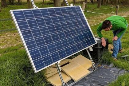 Stephen Hicks inspecciona su caja negra para investigar los terremotos de Surrey