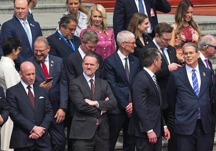 Stephen Miller, Jamieson Greer, Pete Hegseth, Scott Bessent, Jane Fraser, Cristiano Amon, Ryan McInerney, Tim Cook, Elon Musk y otros miembros de la delegación estadounidense durante la ceremonia de bienvenida a Donald Trump en el Gran Salón del Pueblo, en Pekín