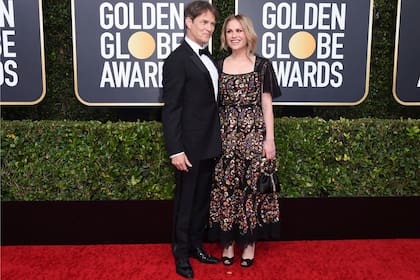 Stephen Moyer y Anna Paquin posaron muy sonrientes al llegar a los Globo de Oro
