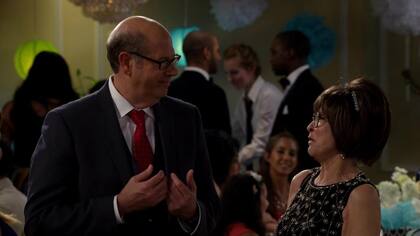 Stephen Tobolowsky y Rita Moreno en One Day at a Time