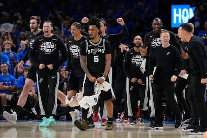 Stephon Castle encabeza los festejos de los Spurs; a la derecha, el coach Mitch Johnson (AP Photo/Tony Gutierrez)