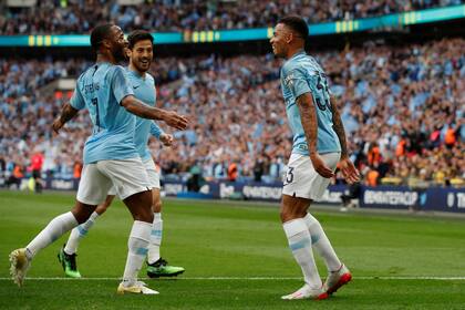 Sterling, Gabriel Jesús y David Silva, de festejo. Manchester City cierra una gran temporada.