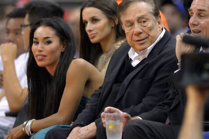 Sterling junto a su novia