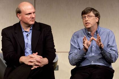 Steve Ballmer junto a Bill Gates, en 2000, cuando el cofundador de Microsoft lo presentó como su sucesor