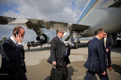 Steve Bannon (centro) el año pasado, en tiempos en que era máximo asesor político del presidente Donald Trump