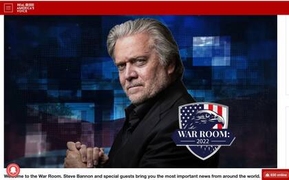 Steve Bannon, el polémico exasesor de Donald Trump, en una de sus emisiones recientes de su programa War Room (Cuarto de guerra) en la plataforma de Real America’s Voice